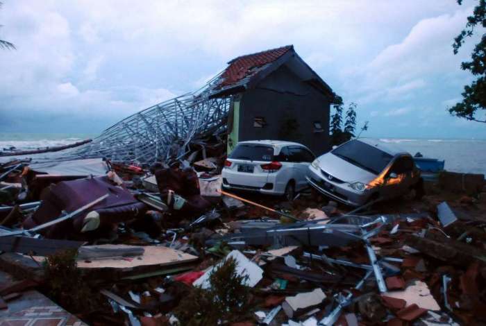 O tsunami deixou um rastro de mortes e destruição na Indonésia