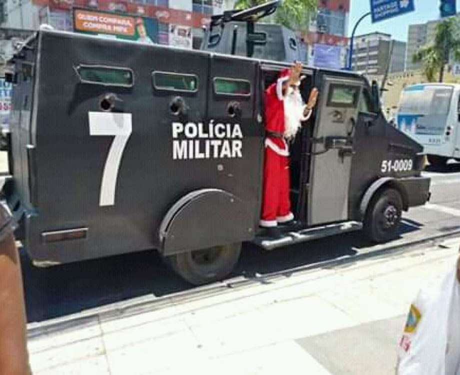 Papai Noel sai do caveir&atilde;o DO 7&ordm; bpm