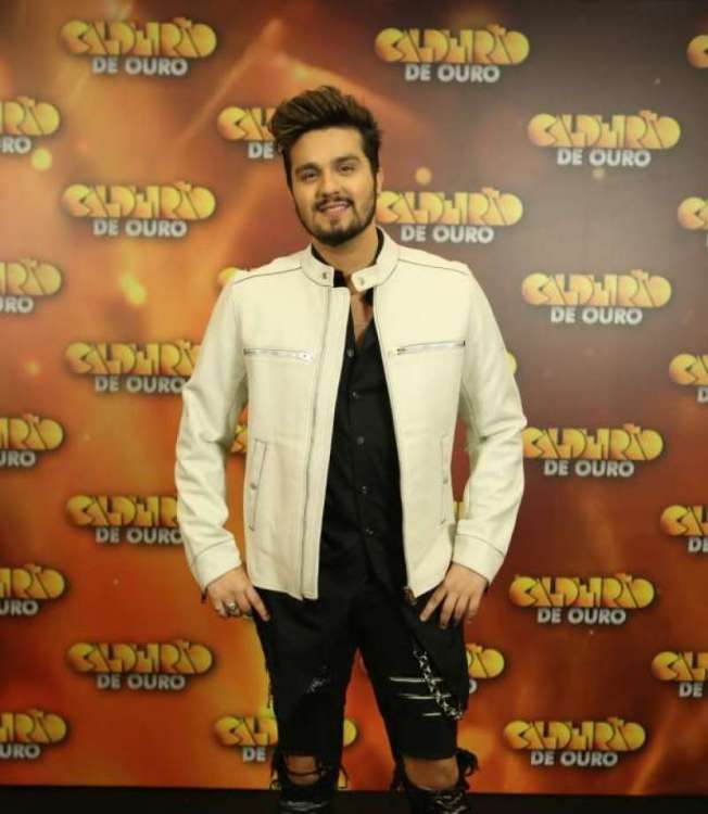 Luan Santana canta sucesso