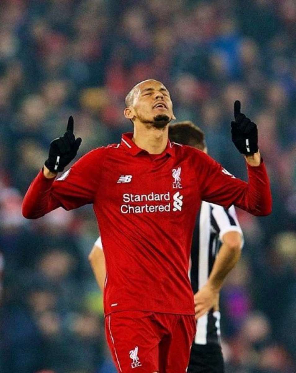 Fabinho comemora primeiro gol pelo Liverpool
