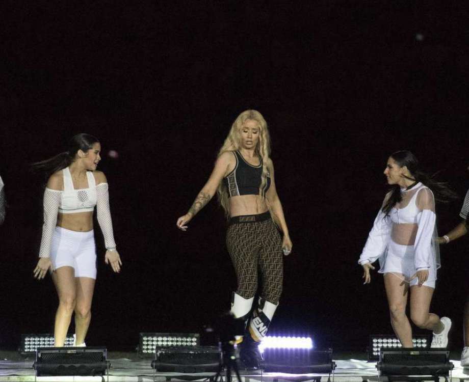 Dan&ccedil;arina tem convuls&atilde;o em apresenta&ccedil;&atilde;o de Iggy Azalea