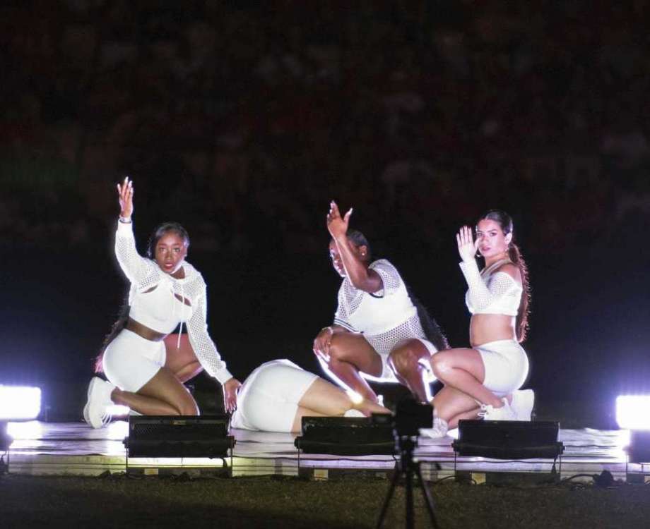 Dan&ccedil;arina tem convuls&atilde;o em apresenta&ccedil;&atilde;o de Iggy Azalea