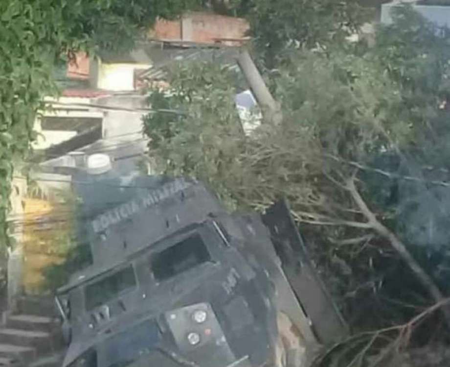 Blindado cai em barranco durante opera&ccedil;&atilde;o em Belford Roxo 