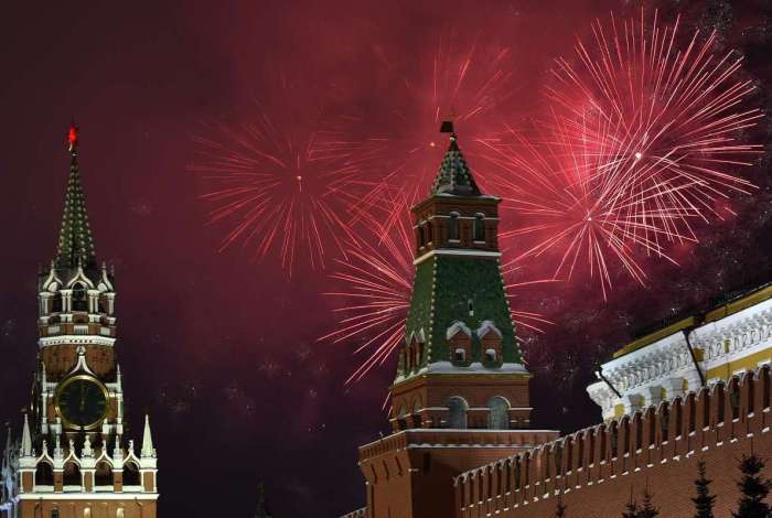 Fireworks explode over the Kremlin in Moscow during New Year celebrations, on January 1, 2019. (Photo by Vasily MAXIMOV / AFP)