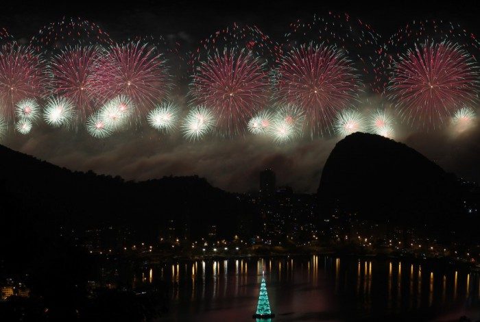 Reveillón de 2019 foi o penúltimo com presença de cariocas e turistas em Copacabana. Na foto, a queima de fogos em Copacabana a partir da Vista Chinesa