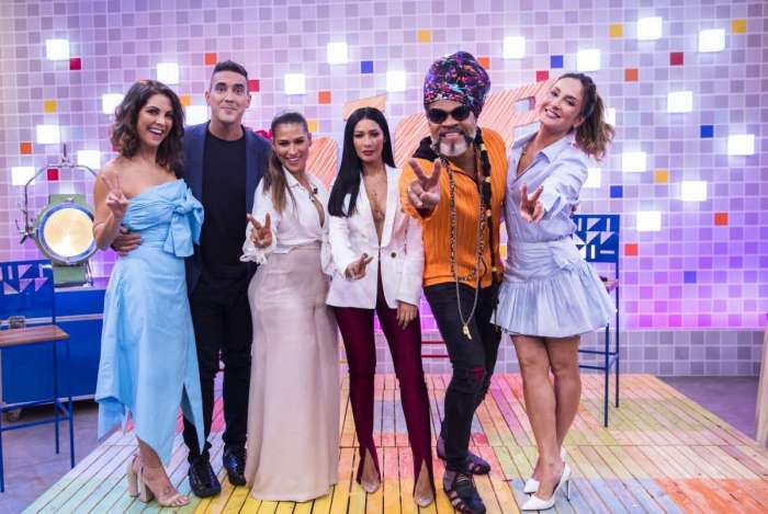 Os apresentadores André Marques e Thalita Rebouças com os jurados Carlinhos Brown, Simone e Simaria e Claudia Leitte na 4ª temporada do 'The Voice Kids'.