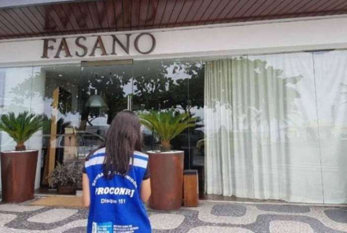 Fiscal do Procon-Rj chega ao Hotel Fasano para inspeção, durante Operação Feliz Ano Velho 