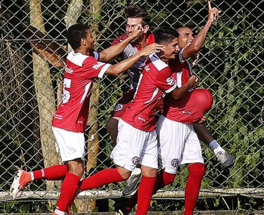 Araruama, com a bola sob a camisa, comemora o gol do América