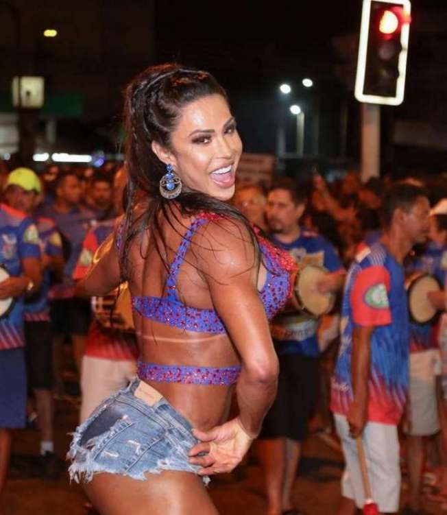 Gracyanne Barbosa participou na noite de ontem do ensaio de de rua da Uni&atilde;o da Ilha do Governador, escola da qual &eacute; rainha de bateria