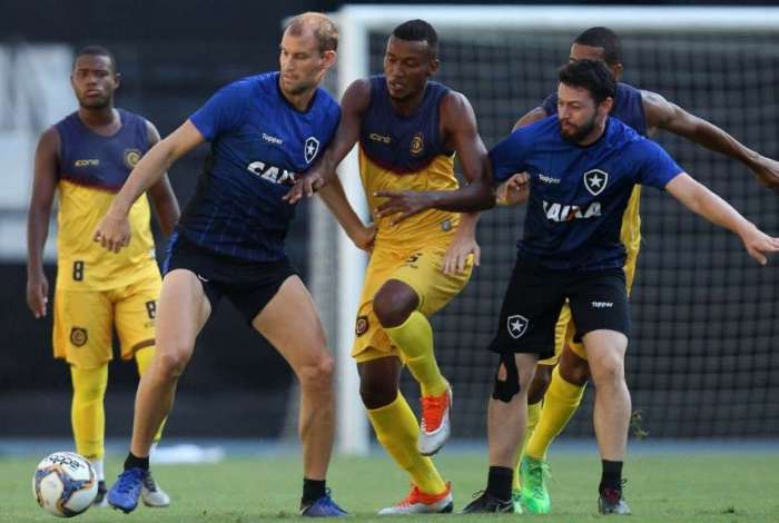O zagueiro Joel Carli protege a bola no jogo-treino contra o Madureira