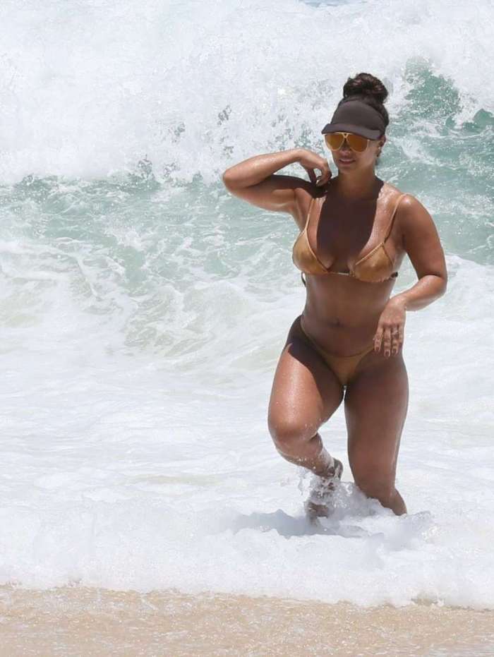   Viviane Araujo na Praia da Macumba no Rio de Janeiro .
 