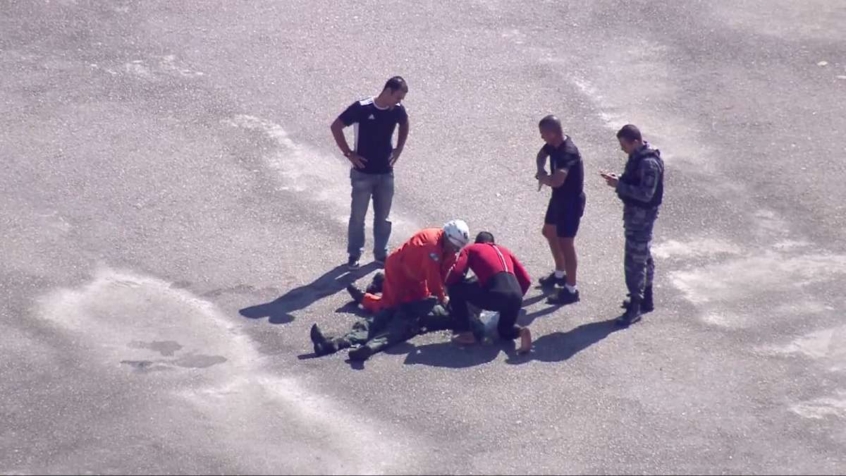 Um dos tripulantes que estavam no helicóptero que caiu precisou ser reanimado.