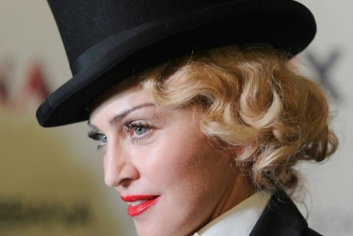 Madonna surge com cabelo preto e choca fãs