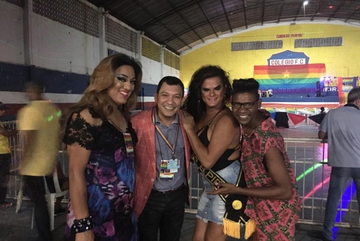 Coordenador de pasta LGBT da Prefeitura do Rio ganha faixa de 
