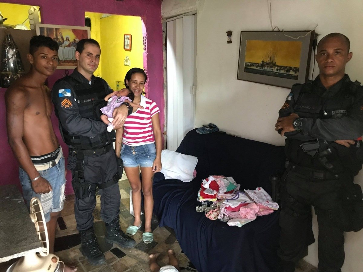 Família recebe doações de policiais