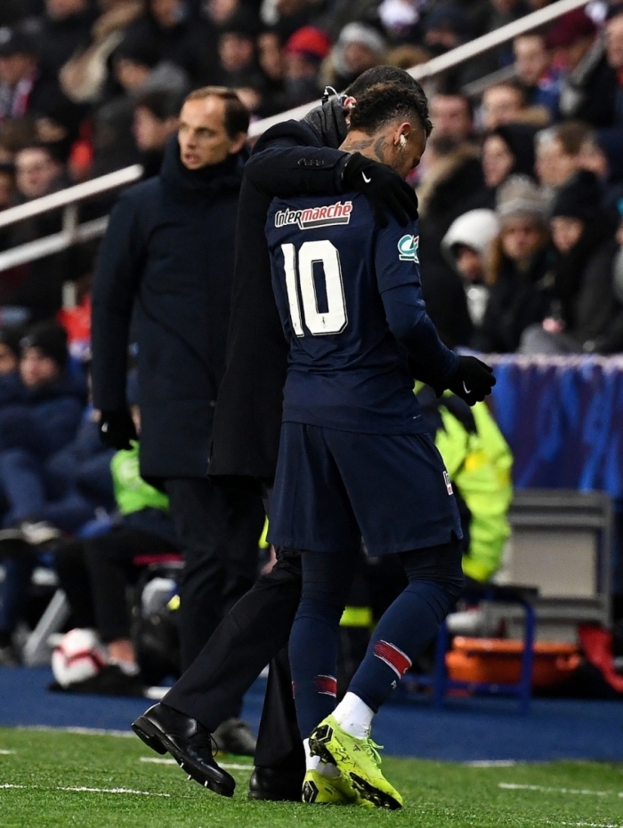 Neymar sai de campo chorando. Ele fará exames nesta quinta-feira