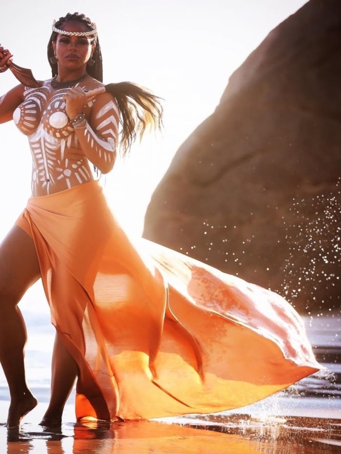 Bianca Monteiro, rainha de bateria da Portela encarna Iansã em ensaio fotográfico