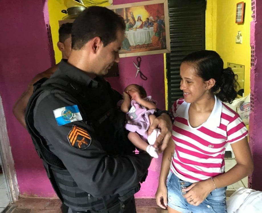 Agente segura a pequena Brenda