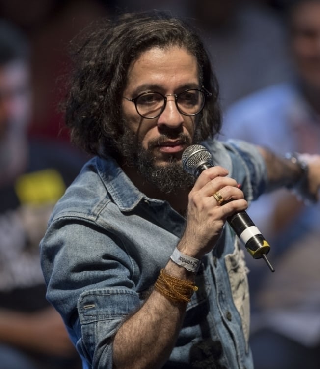 (FILES) In this file picture taken on April 2, 2018 showing Jean Wyllys, Rio de Janeiro federal deputy for the Socialism and Liberty Party (PSOL), speaking during a rally of Brazilian leftist parties at Circo Voador in Rio de Janeiro, Brazil. - Brazilian re-elected deputy Jean Wyllys, representative of the LGBT movement in Congress and currently at an undisclosed location outside Brazil, desisted from taking his seat on February 1, 2019 after allegedly receiving death threats in the framework of the rise to power of the far-right Jair Bolsonaro. In 2016 Wyllys spat then deputy Bolsonaro in the face after he praised a notorious torturer during the time of the military dictatorship. (Photo by Mauro PIMENTEL / AFP)