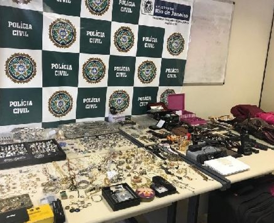 Jorginho Playboy (no detalhe) foi preso em casa e Irakitam e seu filho, na joalheria em Copacabana 