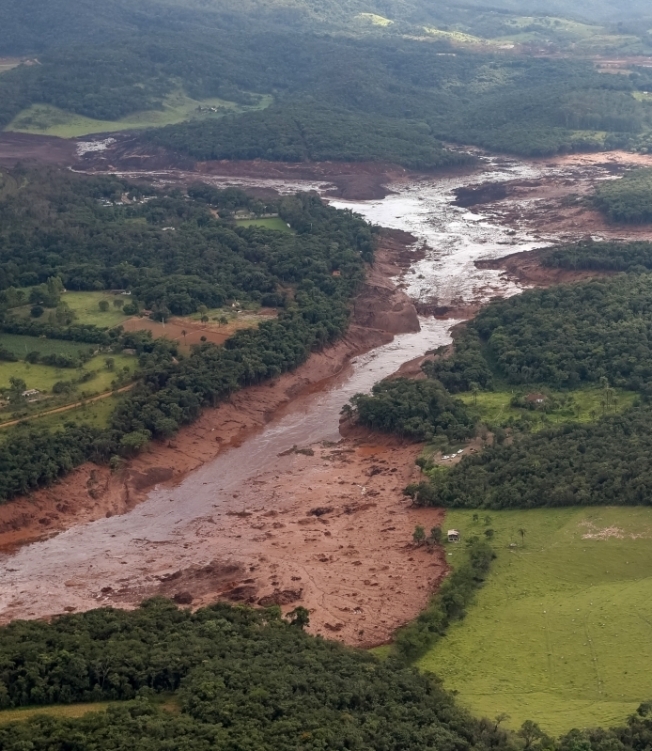 Handout picture released by the Brazilian Presidency showing an aerial view of the mud-hit area in Corrego do Feijao near the town of Brumadinho in the state of Minas Gerias in southeastern Brazil, taken as Brazilian President Jair Bolsonaro overflies the area on January 26, 2019 a day after the collapse of a dam at an iron-ore mine belonging to Brazil's giant mining company Vale. - Hopes were fading Saturday that rescuers would find more survivors from at least 300 missing after a dam collapse at a mine in southeastern Brazil, with nine bodies so far recovered. (Photo by Isac NOBREGA / Brazilian Presidency / AFP) / RESTRICTED TO EDITORIAL USE - MANDATORY CREDIT "AFP PHOTO / BRAZILIAN PRESIDENCY / ISAC NOBREGA" - NO MARKETING NO ADVERTISING CAMPAIGNS - DISTRIBUTED AS A SERVICE TO CLIENTS