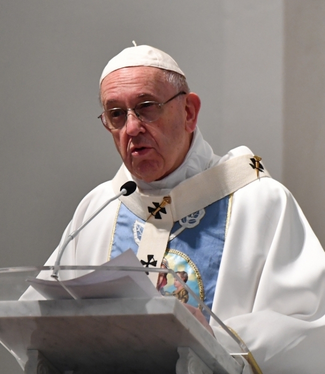 Pope Francis gives mass at the centuries-old colonial Cathedral Basilica of Santa Maria la Antigua, Panama's patron saint, in Panama City on January 26, 2019. - Pope Francis will meet young student priests on Saturday on the fourth day of his visit to Panama for World Youth Day celebrations, a day after the clergy sex abuse scandal haunting his papacy returned to the spotlight. (Photo by Alberto PIZZOLI / AFP)