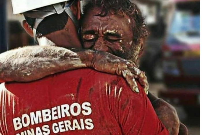 Imagem de homem abraçando bombeiro viralizou