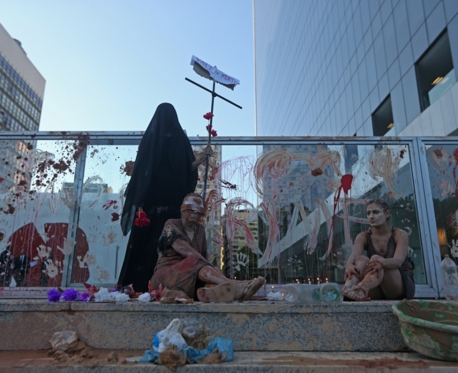 Manifestantes fazem protesto em sede da Vale