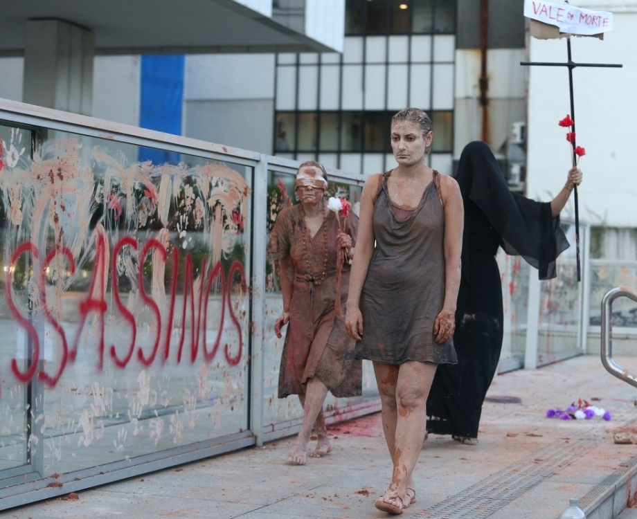 Manifestantes fazem protesto em sede da Vale