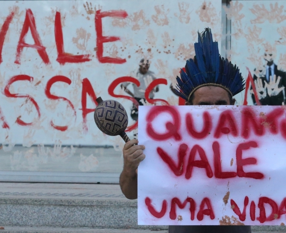 Manifestantes fazem protesto em sede da Vale