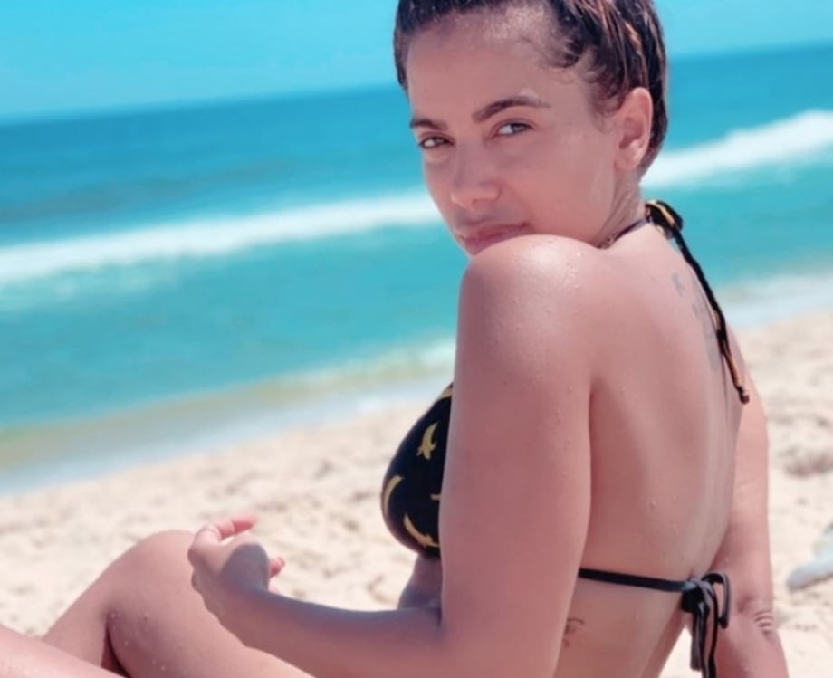 Anitta na praia 