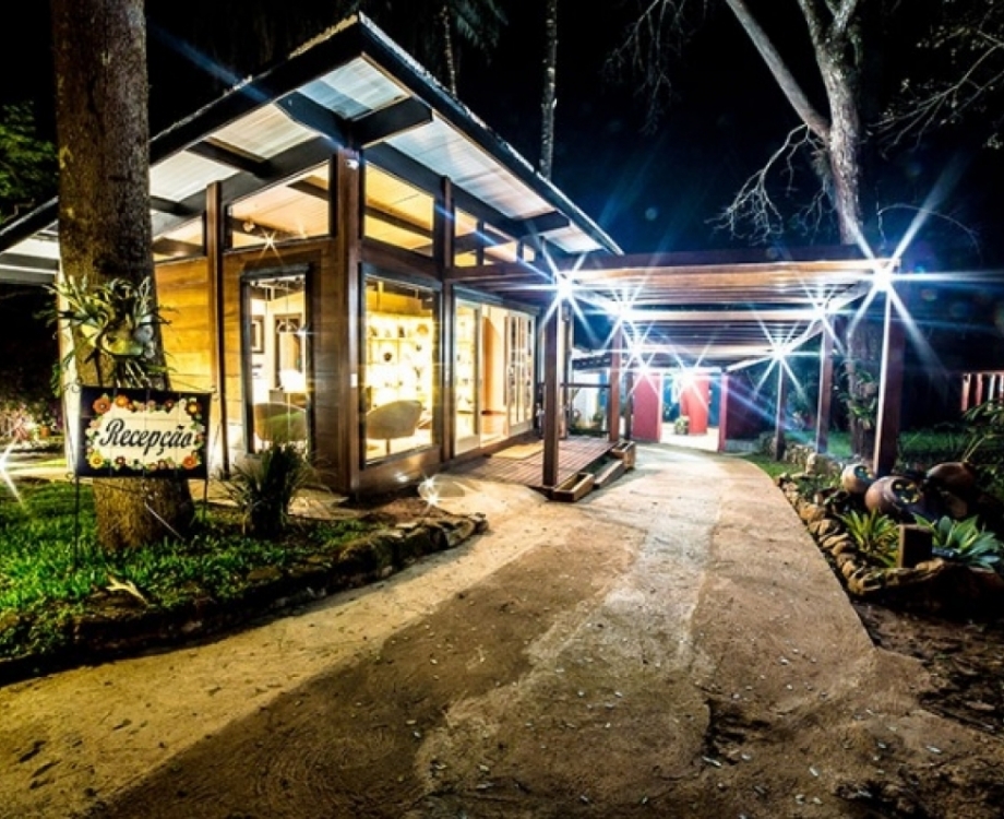 A pousada cercado por uma enorme &aacute;rea verde, tinha um laguinho, piscina e decora&ccedil;&atilde;o sofisticada