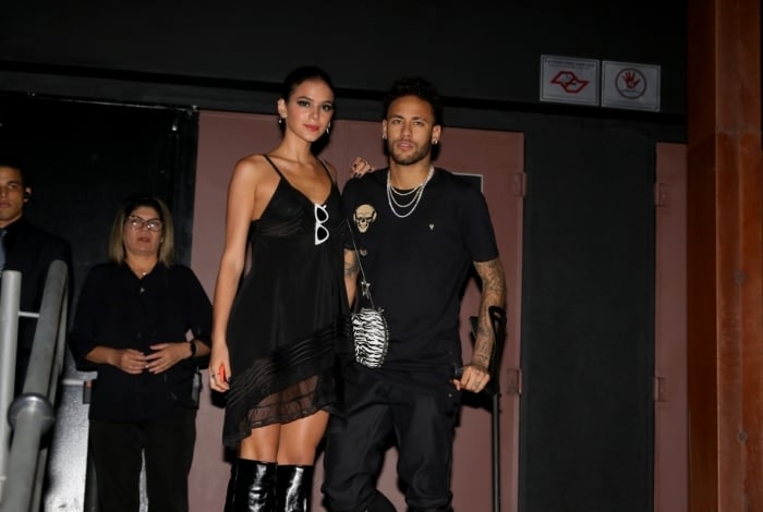 Bruna Marquezine e Neymar — de muletas! — no aniversário de 2018 de Rafaella Santos