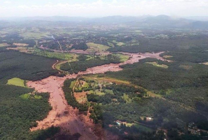 Em janeiro de 2019, o rompimento da barragem matou 270 pessoas, devastou a cidade e liberou uma torrente de lama que varreu a região
