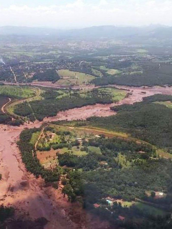 Em janeiro de 2019, o rompimento da barragem matou 270 pessoas, devastou a cidade e liberou uma torrente de lama que varreu a regi&atilde;o