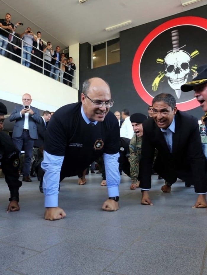o governador wilson witzel faz flexão no bope