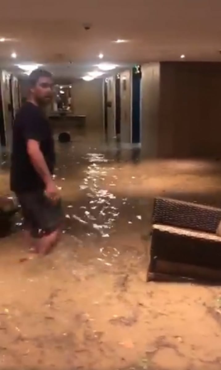 H&oacute;spedes caminham com &aacute;gua nos joelhos