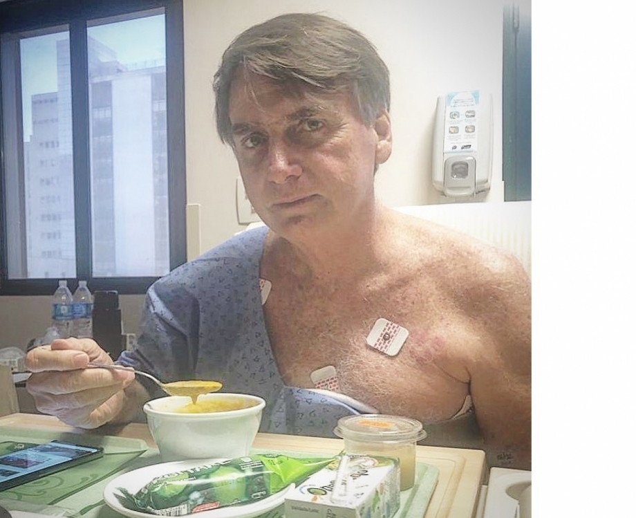 Jair Bolsonaro postou foto tomando um caldo, acompanhado de um suco de caixinha e um picolé