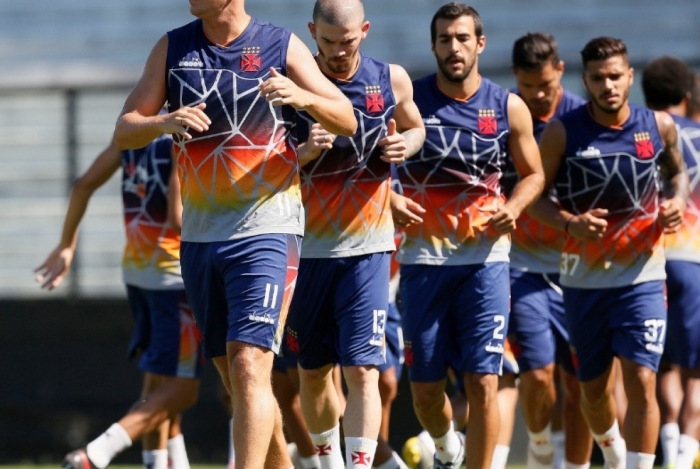 Os jogadores Maxi López (E), Luiz Gustavo, Raul Cáceres e Henrique