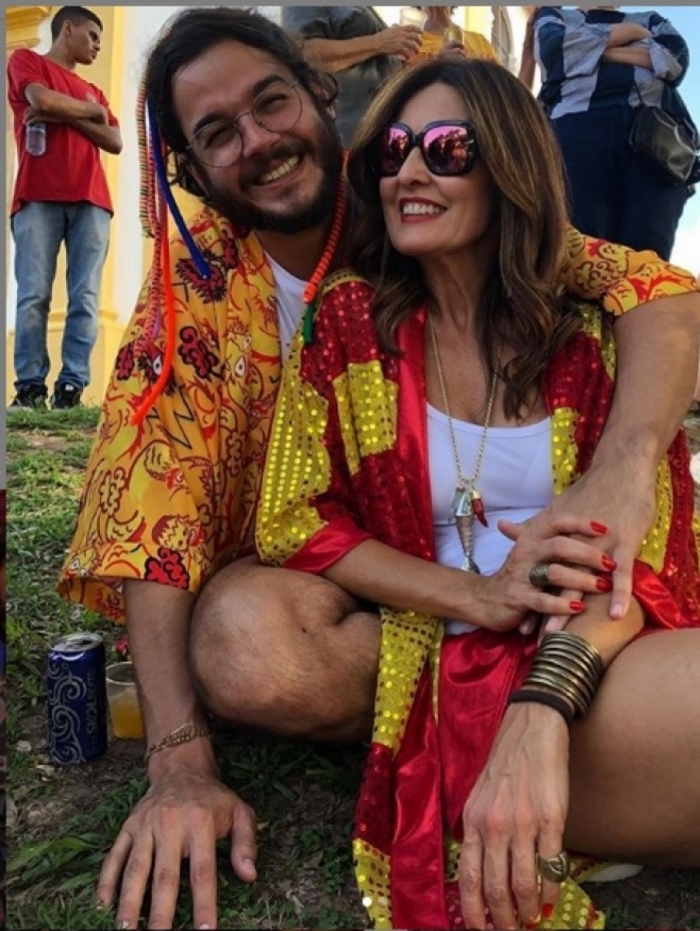 Fátima Bernardes e o namorado curtem bloco de carnaval