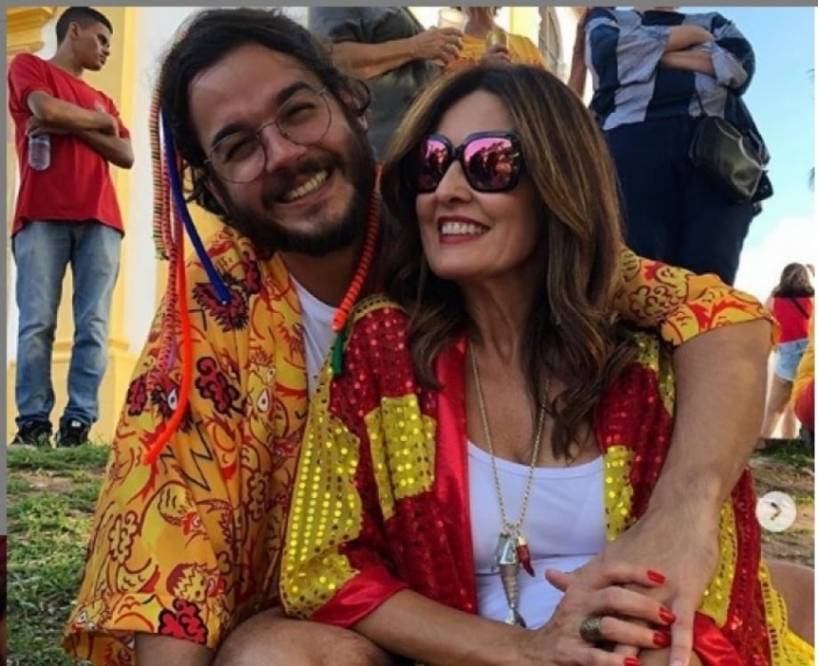 Fátima Bernardes e o namorado curtem bloco de carnaval