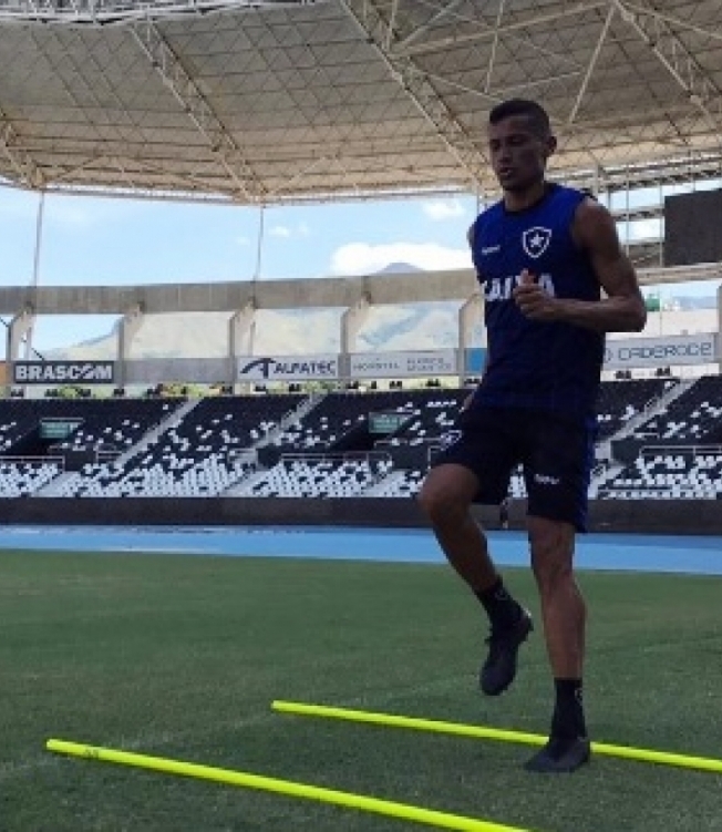 O meia Cícero fez o seu primeiro treino pelo Botafogo - Reprodução/Botafogo