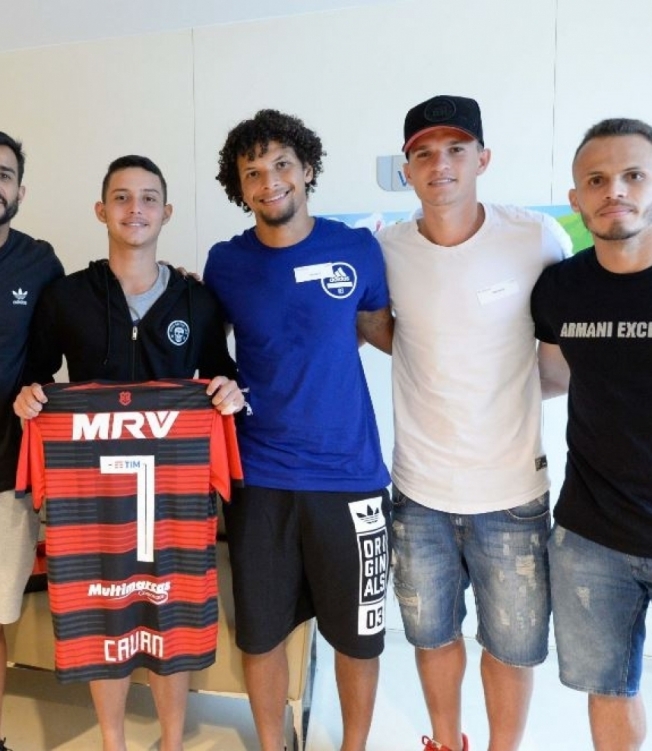 Jogadores do Flamengo visitam Cauã no Hospital Vitória, na Barra da Tijuca. Cauã recebeu alta