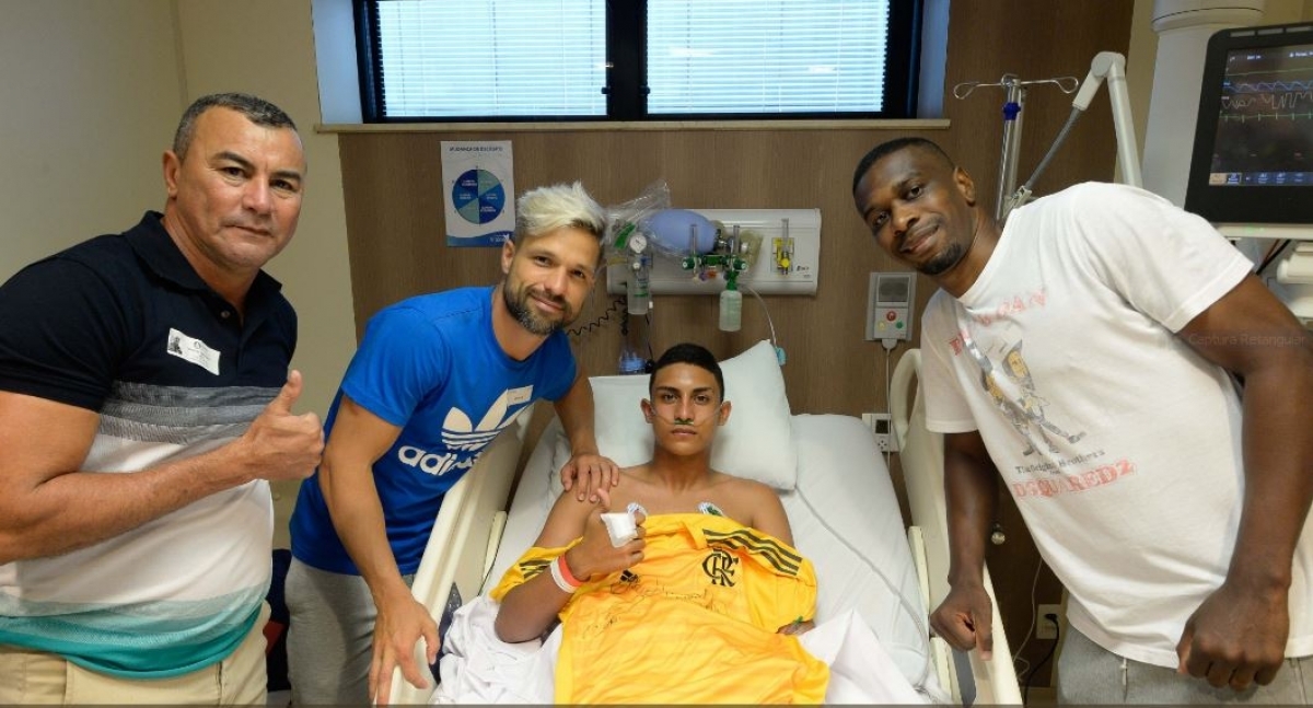 Jogdores do Flamengo visitam Francisco no Hospital Vitória, na Barra
