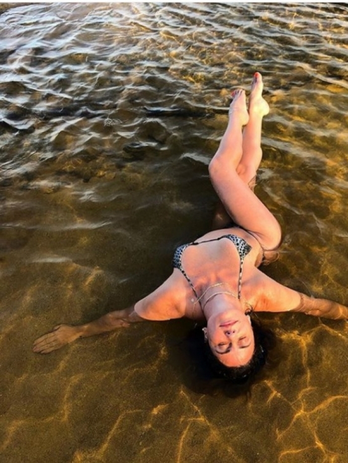Giovanna Antonelli faz pose sexy no mar 