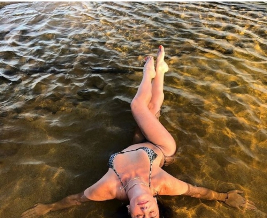 Giovanna Antonelli faz pose sexy no mar 