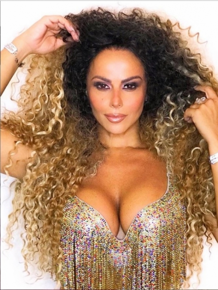 Viviane Araújo posa bem sensual