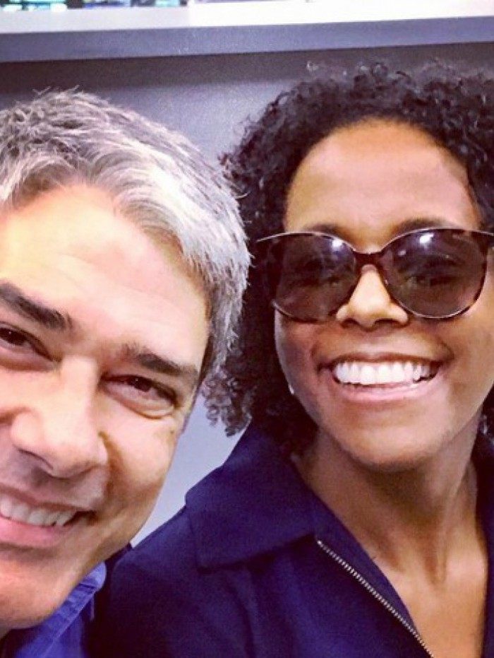 William Bonner posa com Maju e a parabeniza pela estreia no 'Jornal Nacional'