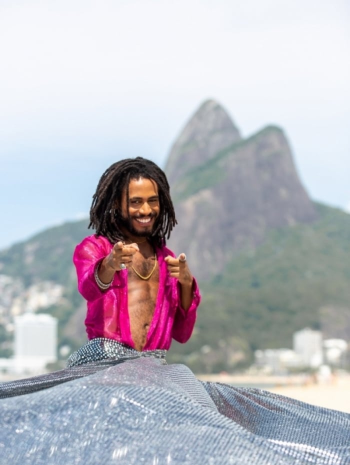 Ícaro Silva gravou clipe de Ticiano na Praia do Leblon para 'Verão 90'