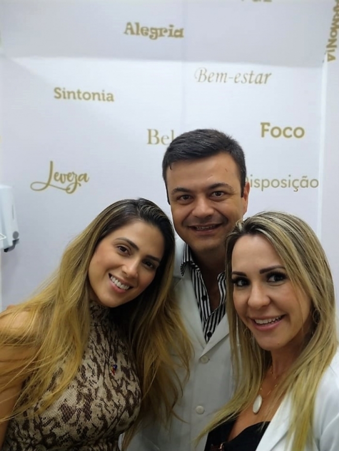 Nadja Pessoa ao lado do Dr João Marcello Branco e da Dra Renata Pigliasco Branco